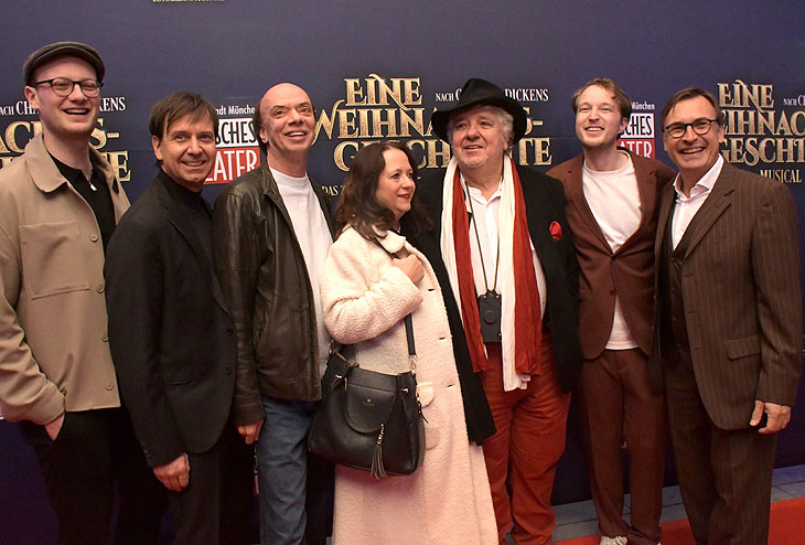 DT Chef Thomas Linsmayer (re.) mit Michael Schanze (2.v.r.) und dem Produzenten des Stücks : Stephan Huber, Jens Ochmann, Manfred Hertlein, Bettina Weyers und Benedikt Vogel (v. links) auf dem Roten Teppich vor der Premiere des Musicals "Eine Weihnachtsgeschichte" am 27.11.2024 im Deutschen Theater (©Foto: Ingrid Grossmann)